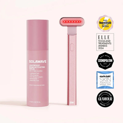 Solawave Rose Gold 4'ü 1 Arada Kırmızı Işık Terapi Çubuğu ve Etkinleştirici Serum Kiti, gençleştirici kırmızı ışık terapisi ile Işıltılı Radiant Renewal geliştirir. Womens Health, Elle, Cosmopolitan, Marie Claire ve Glamour ödül rozetleri sağ tarafta görüntülenir.