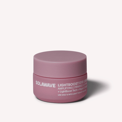 Pembe Solawave LightBoost Göz Kremi kavanozu, nötr bir fon üzerinde ortalanarak LightBoost Teknolojisini ve Vegan Kolajen ile güçlendirilmiş ve sıkılaştırıcı özellikleriyle cilt bakım rutininizi yükseltecek formülünü vurgular.